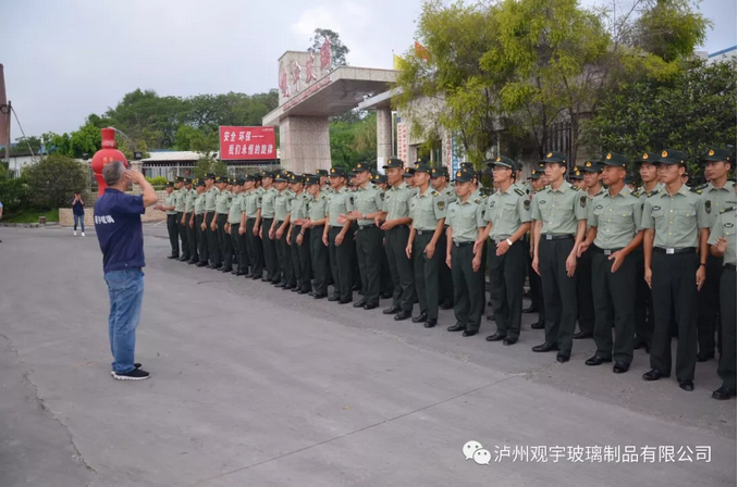 1536714775592152.png 乳白玻璃酒瓶.png