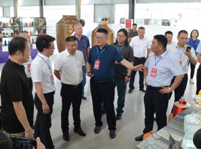 倡导文化融合 促进产业融合｜隆昌市陶瓷产业高质量发展研讨会走进MK官网实业基地