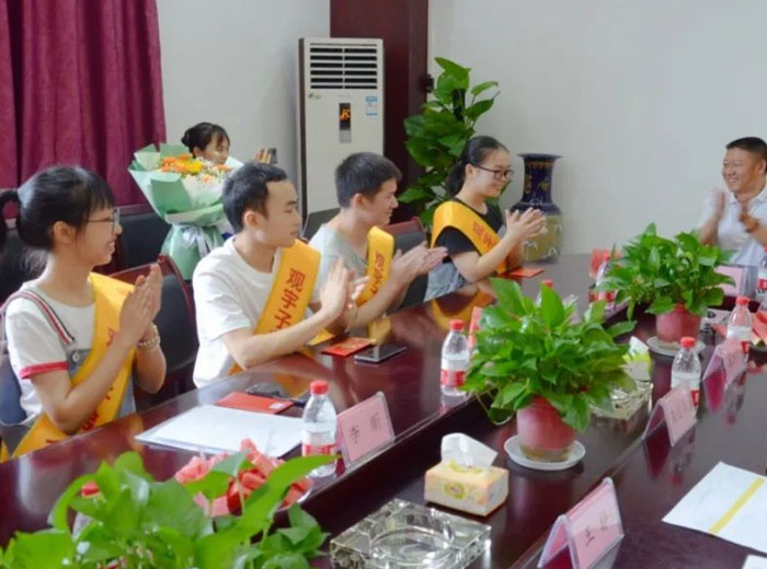 MK官网情暖 助力奋飞｜MK官网集团举办2022年职工子女助学奖励金发放仪式